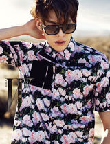 高清图：金宇彬沙漠拍大片秀身材 展狂野魅力