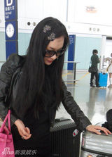 幻灯图：霍思燕素颜抵港 挽天价名包可爱头饰抢镜