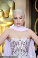 组图：奥斯卡红毯秀 Lady Gaga紧致裙装亮相