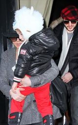 组图：克里斯蒂娜与男友甜蜜用餐 爱子超萌可爱