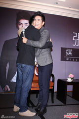 组图：张晓龙赴台记者会媒体挤爆 闭口不谈绯闻