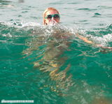 组图：希尔顿与男友鸳鸯浴 海滩戏水被搂蛮腰