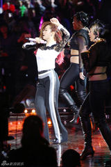 组图：张靓颖湖南卫视跨年高空绸吊震撼全场