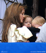 幻灯图集：安吉丽娜抱双胞胎力不从心 保姆帮忙