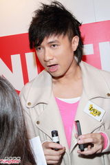 组图：古巨基尚未考虑求婚 代言勾童年回忆