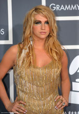 高清组图：Ke$ha亮相红毯金色流苏礼服光彩照人