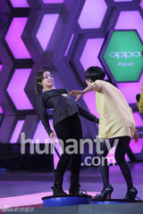 组图：宋茜《大本营》秀软骨功 与坡姐谢娜拼厨艺