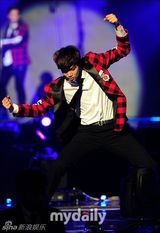 组图：少时等热爆首尔歌谣大奖 EXO大赢洒泪