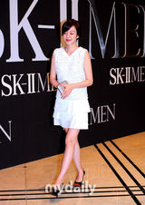 组图：韩星林秀晶刘志泰携手出席化妆品新品发布会