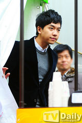 组图：李升基推销韩牛 现场烤肉试吃喂粉丝