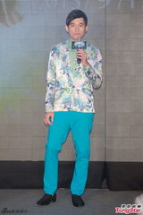 组图：周杰伦带病宣传巡演 花西服帅气抢镜