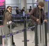 组图：王力宏携爱妻现身 李靓蕾小鸟依人