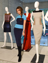 组图：贝嫂维多利亚撞色蓝裙亮相