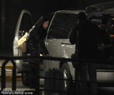 组图：郭晶晶素颜抵沪自推行李 寒风中苦等座驾