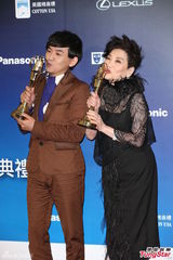 组图：张小燕师徒夺金钟奖最佳主持人奖