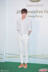 组图：李敏镐全白亮相代言疑透点 15分钟快闪