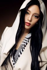 组图：冯雨芝拍摄明星写真 干净利落展现梦幻功力