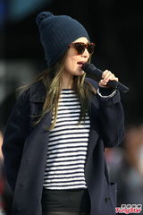 组图：S.H.E亮相台北跨年 潮装戴眼镜又萌又酷