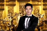组图：李东学金銮殿拍写真 果郡王现代装穿越紫禁城