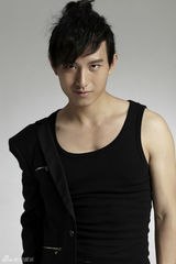 组图：成毅时尚写真曝光  稚气蜕变展现阳刚质感