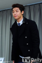 组图：CNBLUE姜珉赫FTIsland李在真任母校大使