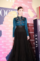 组图：倪妮亮相《Vogue》盛典 端庄大方展自信笑容