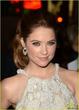 《春假》首映 瓦妮莎秀美腿赛琳娜酥乳诱人