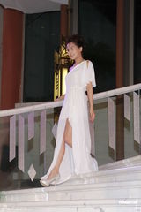 组图：大肚汤盈盈出席颁奖晚会 应届港姐三甲同场