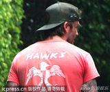 组图：小贝出交通事故被交警问话 车头严重损坏