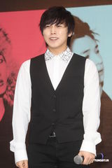 组图：SJ-M台北签唱会 兄弟情深互喂台湾小吃