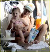 组图：名模安布罗休夏威夷度假 比基尼秀曼妙身材