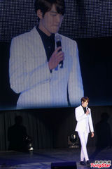 组图：金宇彬亮相台湾见面会 粉丝穿恐龙装力挺