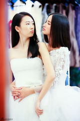 组图：童瑶张歆艺《闺蜜》婚照曝光欢度情人节