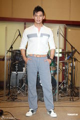 组图：丁当开唱温升豪当嘉宾