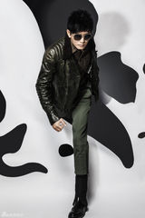 组图：陈晓东冷美男惹火写真玉腿横陈