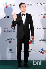 组图：韩孝珠玉泽演等众星亮相釜山电影节蓝毯