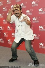 高清图：《极限迷宫》发布会 导演清水崇变蜘蛛人