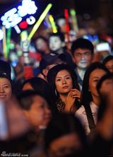 组图：汪峰演唱会深情表白 章子怡台下感动拭泪