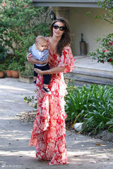 高清图：辣妈米兰达-可儿抱儿子现身 彩裙飘逸 
