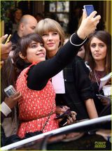 组图：泰勒斯威夫特格衬衫扮小清新与粉丝开心合照