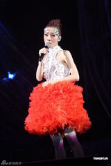 组图：关心妍个唱舞台美轮美奂 亲友老板皆捧场