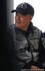 组图：赵本山慈善行看望失明百姓 热情搀扶病患