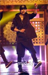 组图：雪莉灿烈主持MCD 金贤重扯衣秀人鱼线