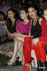 组图：钟丽缇红色裤袜惹火捞金 不受离婚影响展笑脸 