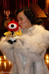 幻灯图：《精武风云》探班 舒淇演舞女甄子丹秀琴艺