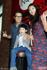 组图：曹格嘟嘴当众亲太太 一家四口齐亮相