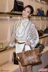 组图：侯佩岑怀孕两月踩高跟 代言狂赚奶粉钱