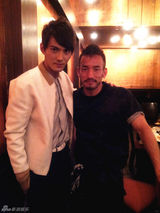 组图：徐正曦亮相服装秀潇洒帅气