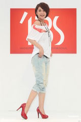 组图：杨丞琳代言展现小女人魅力 自曝是“翘臀琳”