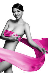 组图：赵铭加盟2011粉红丝带 全裸出镜呼吁女性健康